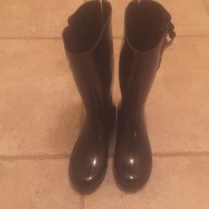Nearly new rain boots.